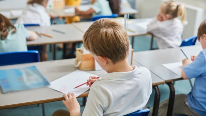 Kisfiú az iskolai tanteremben rajzol Adatvédelmi Nyilatkozat | Online Rádió - Egy Lépéssel Közelebb Hozzád! _ LépésRádió